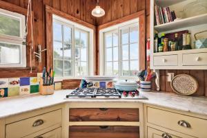Nhà bếp/bếp nhỏ tại Original 1945 Cottage on 6 Very Private Acres +81 ảnh