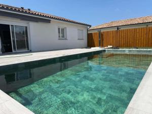 Bazén v ubytování Maison cosy avec piscine 8 pers nebo v jeho okolí