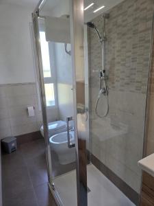 Ένα μπάνιο στο Appartamento Morelli Beach - Via Lago di Misurina