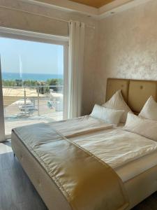 A bed or beds in a room at Villa La Perla