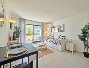 En eller flere senge i et værelse på LX146 - Studio cosy avec balcon & vue mer - Monaco