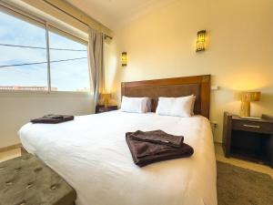 马拉喀什Elegant 2-BR, Pool And Parking Hivernage Centre的酒店房间里有一张大床，床上放着毛巾 更多28张照片