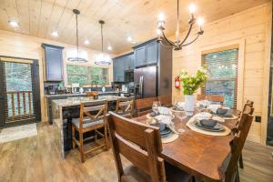 eine Küche und ein Esszimmer mit einem Holztisch und Stühlen in der Unterkunft Valley Cove By Avada Properties in Pigeon Forge