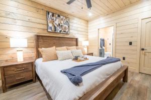 ein Schlafzimmer mit einem Bett und einer Holzwand in der Unterkunft Valley Cove By Avada Properties in Pigeon Forge + 46 Fotos