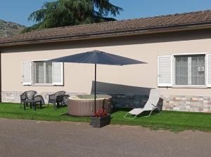 an umbrella and a chair and a fountain in a yard at Casa mario in Piedimonte San Germano