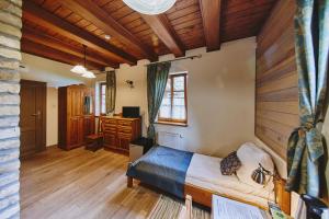 una camera con letto e soffitto in legno di Folwark Hutta a Suwałki