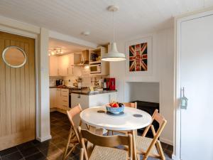 Η κουζίνα ή μικρή κουζίνα στο 1 Bed in Porthmadog 78300