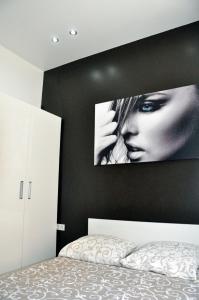 um quarto com uma parede preta, uma cama e uma fotografia em 150 metres to Ploscha Rynok em Lviv