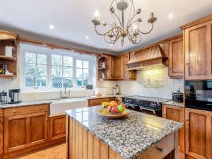 ワシンバラにある3 Bed in Lincoln 90396のキッチン(カウンターにフルーツを入れた器付) +15枚の写真