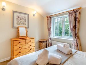 a bedroom with a bed and a window at 3 Bed in Saint Austell 95623 in Gorran Haven