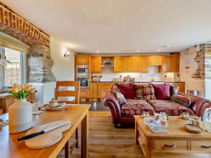una sala de estar con un sofá y una mesa en 1 Bed in Launceston 95237, en Saint Giles on the Heath