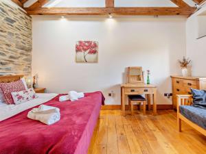 Un dormitorio con una cama, un escritorio y una silla. en 1 Bed in Launceston 95237, en Saint Giles on the Heath