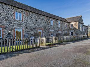 Un edificio de ladrillo con una valla delante. en 1 Bed in Launceston 95237, en Saint Giles on the Heath
