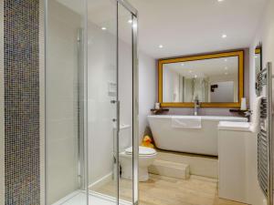 Vannituba majutusasutuses 4 Bed in Holt 88678 +44 fotot