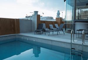 Bazén v ubytování Hotel Mefolinkel Suits nebo v jeho okolí