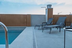 Bazén v ubytování Hotel Mefolinkel Suits nebo v jeho okolí