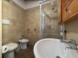 Dimora Cala-Vista في توري دي كورساري: حمام مع حوض استحمام ومرحاض ومغسلة +15 صورة