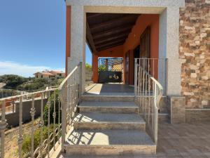 Dimora Cala-Vista في توري دي كورساري: مجموعة من السلالم المؤدية إلى مبنى