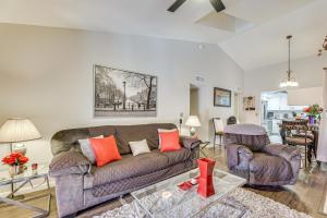 un salon avec un canapé et deux chaises dans l'établissement 4 Mi to Dtwn Cozy Couples Haven with Patio in Mesa, à Mesa