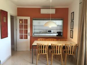 cocina con mesa de comedor y sillas en Golf & Mar - T2 Apartment, en Vilamoura