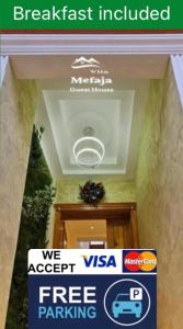 克鲁亚Villa Mefaja的标有“我们接受免费停车”的标志