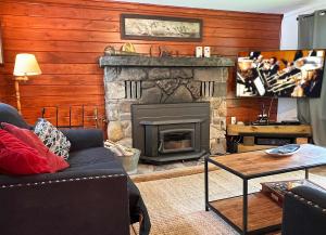 Χώρος καθιστικού στο 1894 Catskills Farmhouse Retreat