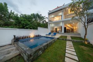 Bazén v ubytování Radiance Ocean View Private Villas Lembongan nebo v jeho okolí