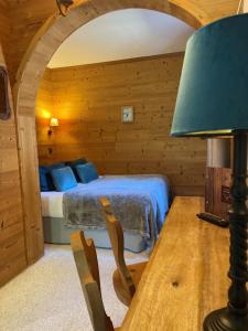 Postel nebo postele na pokoji v ubytování Chalet Hôtel Les Airelles
