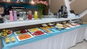 ein Buffet mit verschiedenen Speisen auf einem Tisch in der Unterkunft HOTEL INNOVA in Tarija