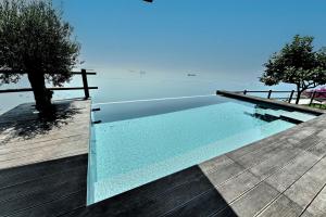 Бассейн в In Costa Relais & Luxury Suites или поблизости