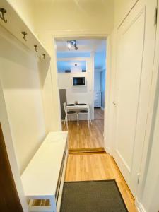 un petit couloir avec une table dans une pièce dans l'établissement Noah Longstay Köpmangatan 10C, à Skellefteå