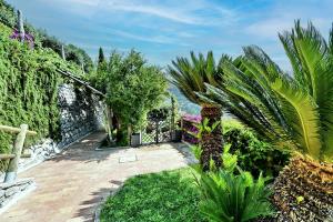 Сад в In Costa Relais & Luxury Suites