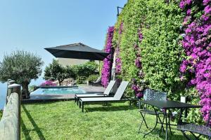 Сад в In Costa Relais & Luxury Suites