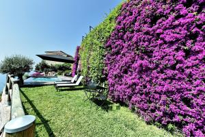 Сад в In Costa Relais & Luxury Suites
