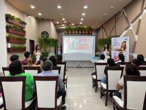 eine Gruppe von Menschen sitzt in einem Raum und sieht sich eine Präsentation an in der Unterkunft HOTEL INNOVA in Tarija