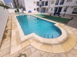 una piscina en medio de un edificio en Sidi bousaid style, en Nabeul