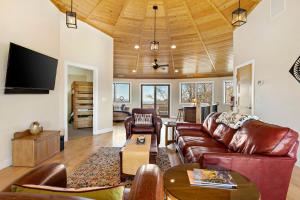 Μια τηλεόραση ή/και κέντρο ψυχαγωγίας στο Skytop Chalet Pet Friendly, Hot Tub and Views