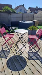 ディエップにあるstudio indépendant proche de la mer LE Bon Secoursのデッキに椅子2脚とテーブル1台 +5枚の写真