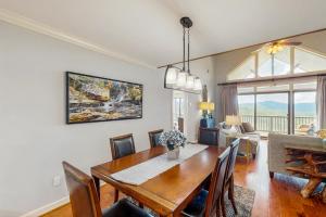 une salle à manger avec une table et des chaises dans l'établissement Reserve II 1-A, à Sugar Mountain