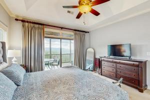 une chambre avec un lit et une télévision à écran plat dans l'établissement Reserve II 1-A, à Sugar Mountain