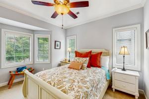 une chambre avec un lit et un ventilateur de plafond dans l'établissement Reserve II 1-A, à Sugar Mountain