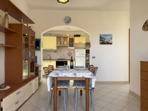 Casa Valentina في توري دي كورساري: مطبخ مع طاولة مع زجاجة من النبيذ