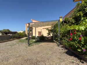 Casa Valentina في توري دي كورساري: حديقة بها بريقولا وبعض الزهور +20 صورة