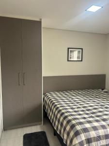 Postel nebo postele na pokoji v ubytování Mini Apto Pertinho de Tudo - Sem vaga de garagem