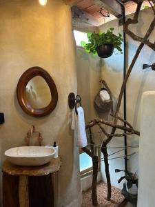 une salle de bain avec un lavabo et un miroir dans l'établissement Estudio San Felipe, à Oaxaca