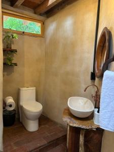 une salle de bain avec toilettes et lavabo dans l'établissement Estudio San Felipe, à Oaxaca