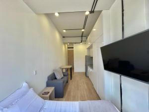 ボゴタにあるSanta Barbara Heart 116 Streetのベッドとソファとテレビのある部屋