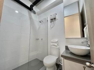ボゴタにあるSanta Barbara Heart 116 Streetのトイレと洗面台を備えた白いバスルーム