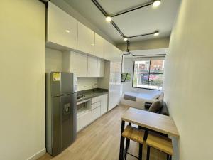 ボゴタにあるSanta Barbara Heart 116 Streetのキッチン(冷蔵庫、テーブル付) +14枚の写真