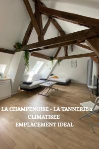 a living room with wooden floors and wooden beams at La Champenoise La Tannerie in Troyes